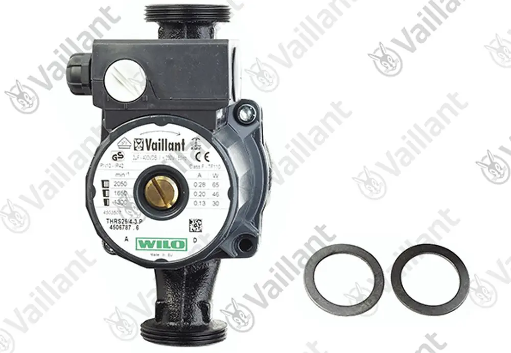 Vaillant-Pumpe mit schwarzem Gehäuse und mehreren Anschlussmöglichkeiten, zusammen mit zwei Dichtungsringen, abgebildet auf weißem Hintergrund.